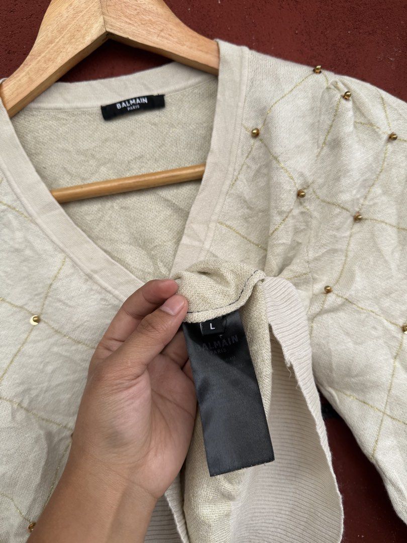 Balmain (Category: Luxury Apparel) located in Baguio. Submitted by mardimercredi14 (Listing ID 1467641164, Image 3). Description: 🔥 Balmain Dimensions: 18.5*20 Condition: excellent Color Rate: 10 ❌ none.