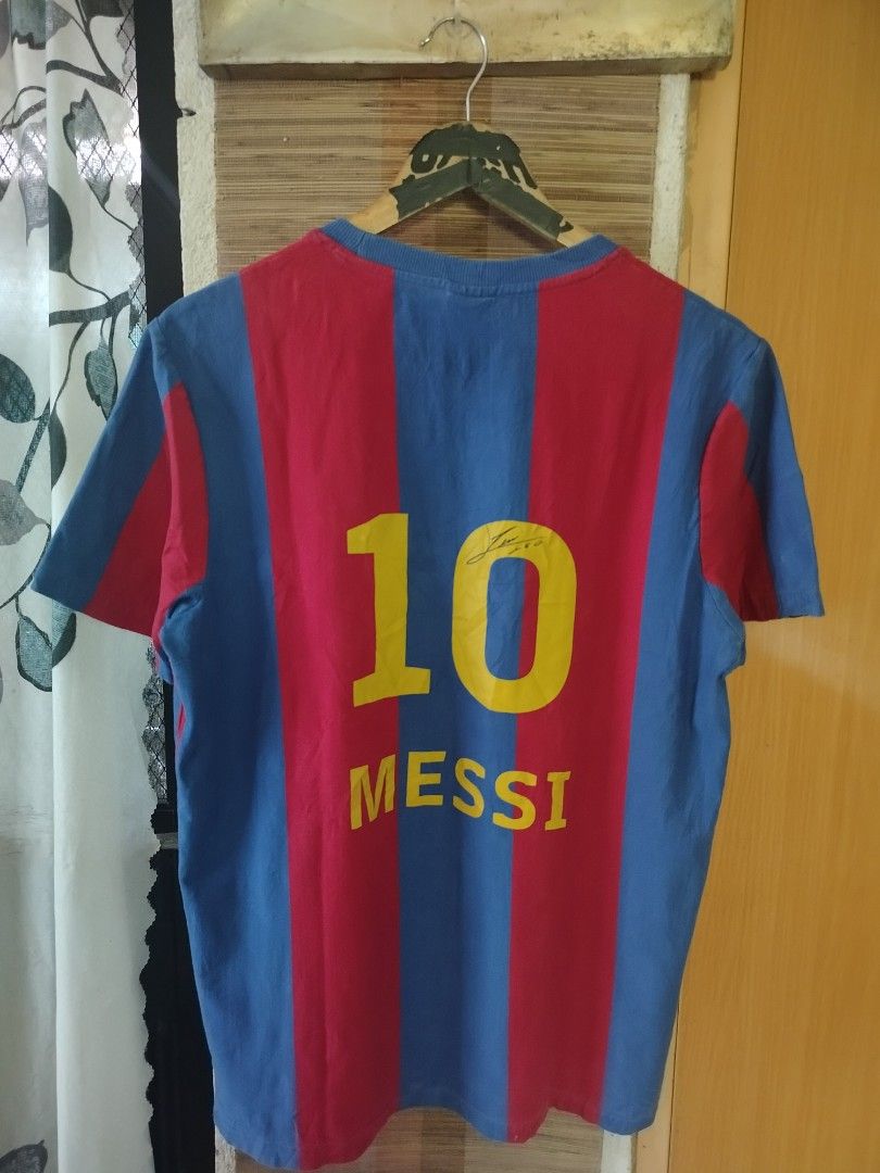 Barcelona Barca Football Tee (Category: Formal Shirts) located in Ligao. Submitted by milo_finds303 (Listing ID 1467659214, Image 2). Description: Barcelona Football Tee •Dimes: 22X28 •Colorate: 9/10 •Good condition •Issue: Fade on neck minimal 650 shipped🚚📦 JNT COURIER AND CAN SHIP NATIONWIDE🌐📦.