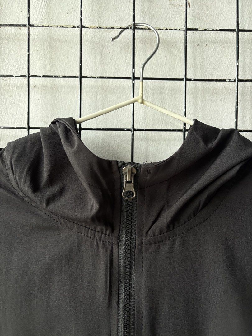 Bench Active Colorblock Hooded Windbreaker Jacket Size L (Category: Coats, Jackets and Outerwear) located in Santa Rosa. Submitted by hannaharcexx (Listing ID 1467639612, Image 2). Description: - Brand: Bench Active - Size: Large Unisex - Design: Colorblock (Black, Bright Blue, Lime Green) - Features: Full zip front, attached hood, elasticized cuffs and hem - Pockets: Convenient matching zipper pockets on sleeves - Interior: Contrasting blue lini