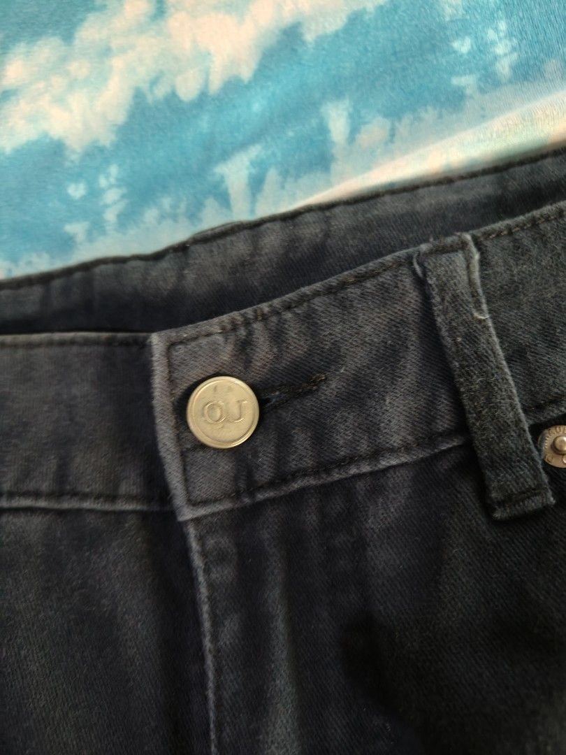 Bench Navy Blue Chino Pants (Category: Chinos) located in Quezon City. Submitted by bukodtangi.ph_ (Listing ID 1467701279, Image 2). Description: Bench Navy Blue Chino Pants Used Condition Size: 34W, 40L Price: 249 pesos plus SF Can Ship Nationwide via Jnt Express, lalamove around metro manila Willing to do Meetups locally! (around Tomas Morato only) Will Send more pictures upon request! Please DM us if interested!.
