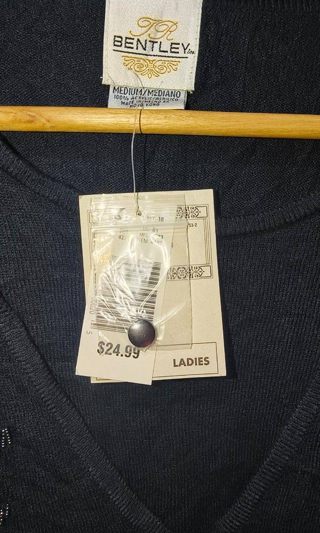 BENTLEY DOUBLE LAYER LONGSLEEVE (Category: Coats, Jackets and Outerwear) located in Makati City. Submitted by updownthrift (Listing ID 1467609748, Image 3). Description: NO ISSUE NEED WASH.