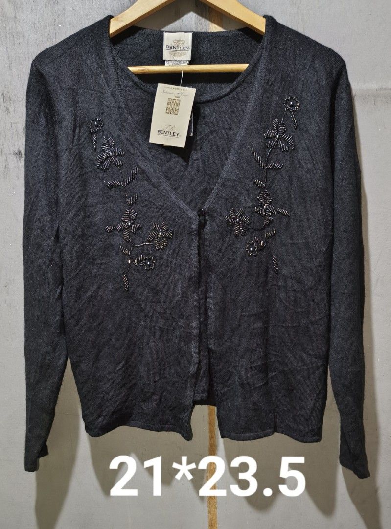 BENTLEY DOUBLE LAYER LONGSLEEVE (Category: Coats, Jackets and Outerwear) located in Makati City. Submitted by updownthrift (Listing ID 1467609748, Image 1). Description: NO ISSUE NEED WASH.