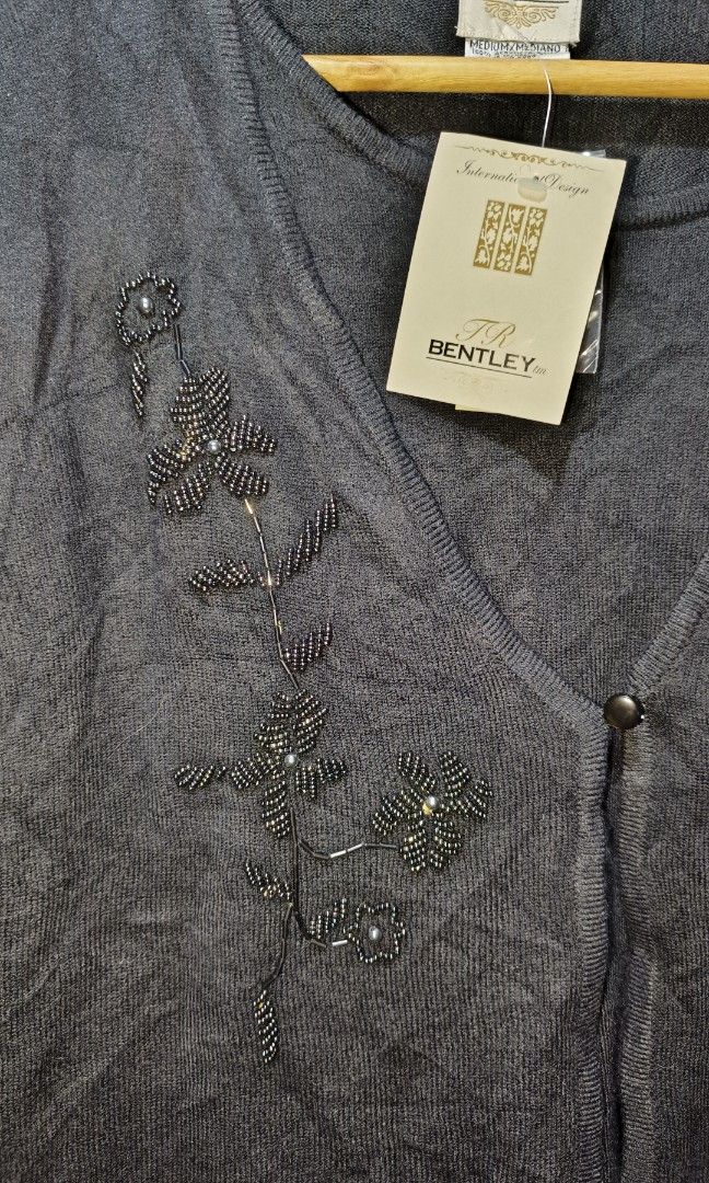 BENTLEY DOUBLE LAYER LONGSLEEVE (Category: Coats, Jackets and Outerwear) located in Makati City. Submitted by updownthrift (Listing ID 1467609748, Image 2). Description: NO ISSUE NEED WASH.