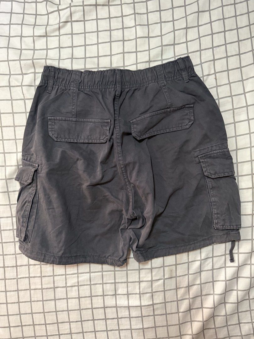 Bershka cargo shorts (Category: Shorts) located in Manila. Submitted by pinkyswearshop2.0 (Listing ID 1467682377, Image 3). Description: .