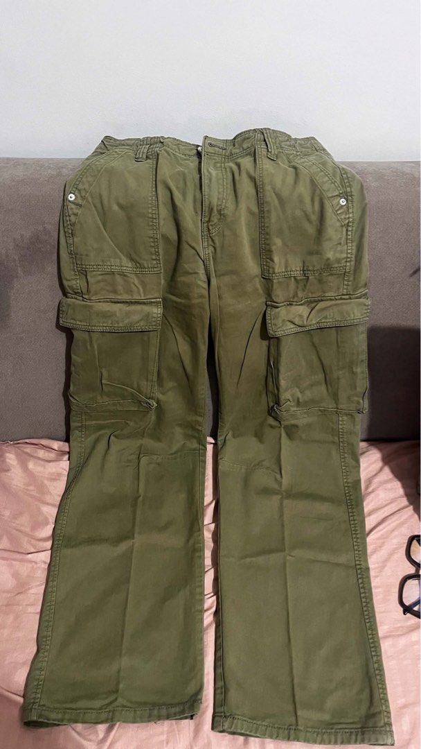 Bershka Green Pants (Category: Jeans) located in Mandaluyong City. Submitted by cheskasalva (Listing ID 1467603514, Image 1). Description: .