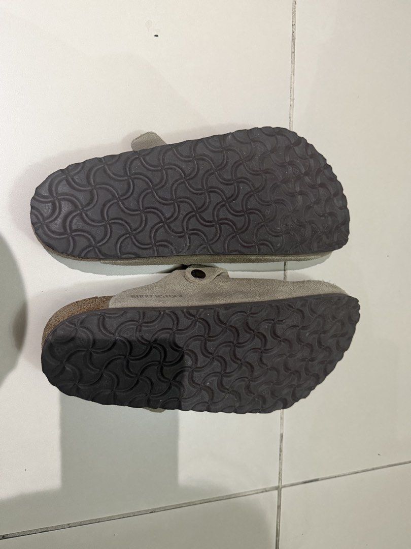 Birkenstock Clogs size 40 (Category: Flats & Sandals) located in Quezon City. Submitted by theluxuryrack (Listing ID 1467701485, Image 2). Description: .