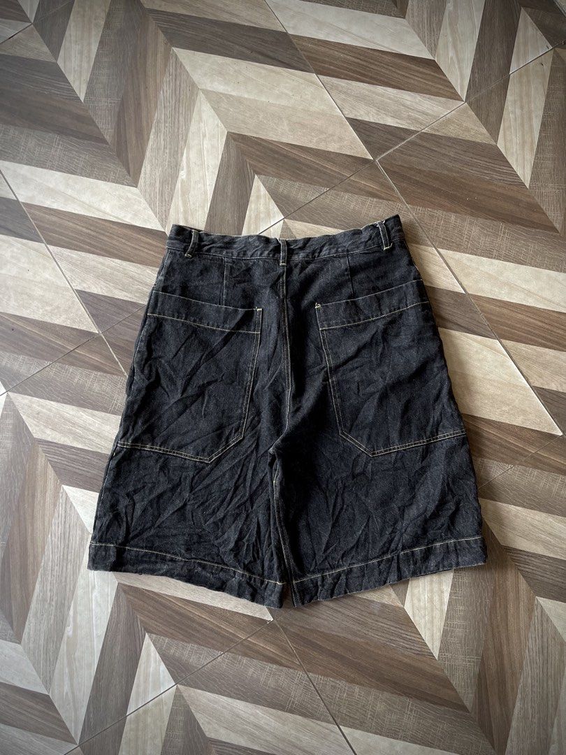 Black Big Pocket Jorts (Category: Shorts) located in Pagadian. Submitted by thrift.wrld (Listing ID 1467716188, Image 1). Description: ( Black Big Pocket Jorts ) Dimensions: • Waist: 35 • Length: 26 • Thigh: 15.5 • Hem: 14.5 Drop Prices: • Mine: 600 + ₱9O shipping fee (sf).