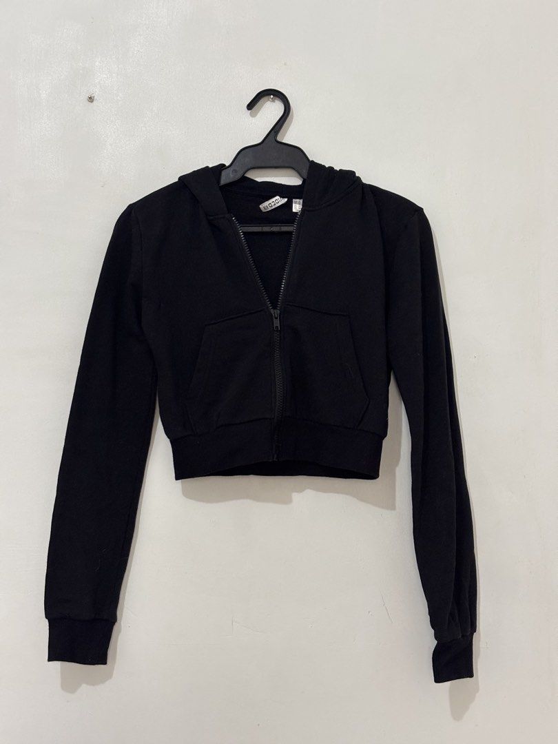 Black Cropped Jacket (Category: Coats, Jackets and Outerwear) located in Quezon City. Submitted by chrissie__ (Listing ID 1467691134, Image 1). Description: ▪️Used 2x..