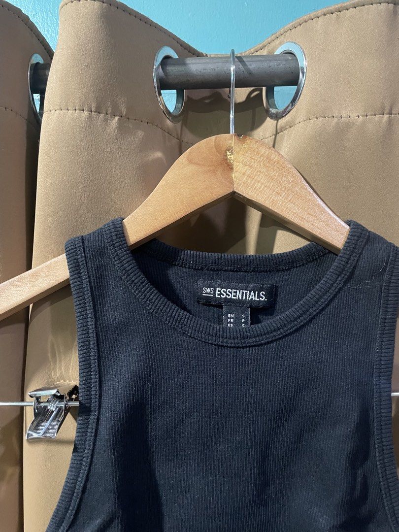 Black Cropped Sleeveless Top (Category: Sleeveless) located in Quezon City. Submitted by smileclothingline (Listing ID 1467637933, Image 2). Description: 🚚Courier: J&T/Lalamove/Gogoexpress 📍Shipping fee depends on your location 💸Mode of Payment: BPI/Gcash/Paymaya ‼️Payment first, only then will ship the item.