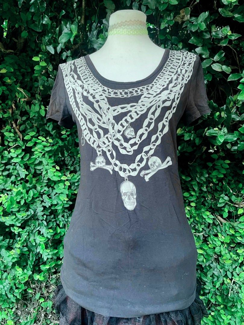 Black Graphic Tee with Skull and Chain Print (Category: Shirts) located in Los Banos. Submitted by nicot_nit (Listing ID 1467777303, Image 3). Description: mine ₱740 (OR DROP YOUR BEST OFFER)❗ +sf 25x17.5 small 10/10 no issues click or slides each photos for any flaws n other details, dm me or comment to purchase n other details📩.