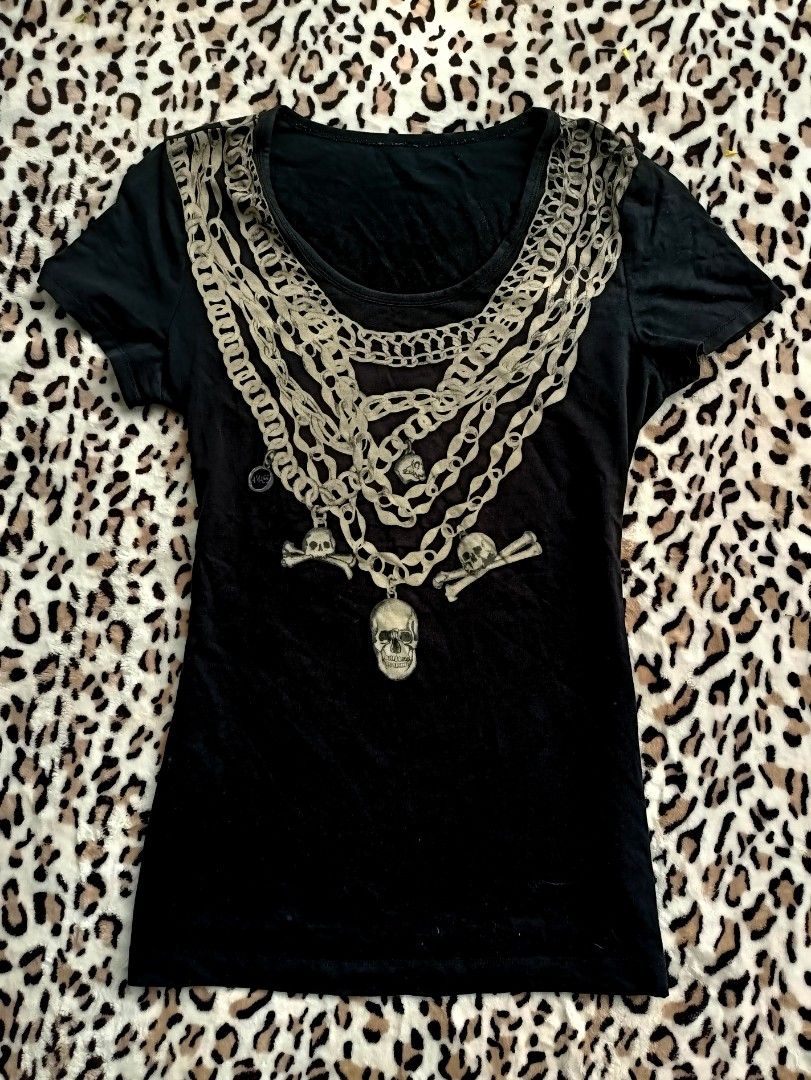 Black Graphic Tee with Skull and Chain Print (Category: Shirts) located in Los Banos. Submitted by nicot_nit (Listing ID 1467777303, Image 1). Description: mine ₱740 (OR DROP YOUR BEST OFFER)❗ +sf 25x17.5 small 10/10 no issues click or slides each photos for any flaws n other details, dm me or comment to purchase n other details📩.