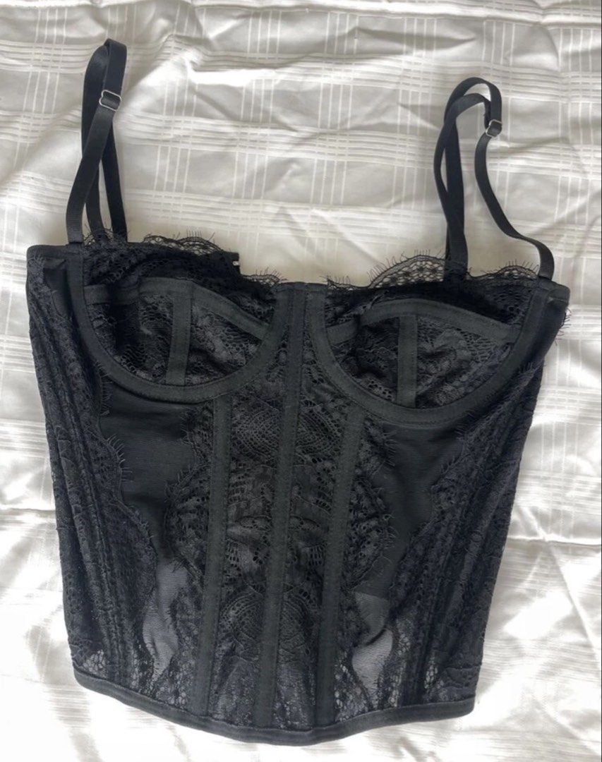 Black Lace Corset Top With Adjustable Straps (Category: Sleeveless) located in Manila. Submitted by karinaaaaaaa2000 (Listing ID 1467811404, Image 1). Description: - Color: Black - Details: Delicate lace trim, front boning, semi-sheer mesh side panels - Support: Underwire cups - Straps: Thin and adjustable - Closure: Back hook-and-eye - Styling: Perfect to pair with high-waisted skirts or denim for a night out - Condition: Brand new / Excellent l