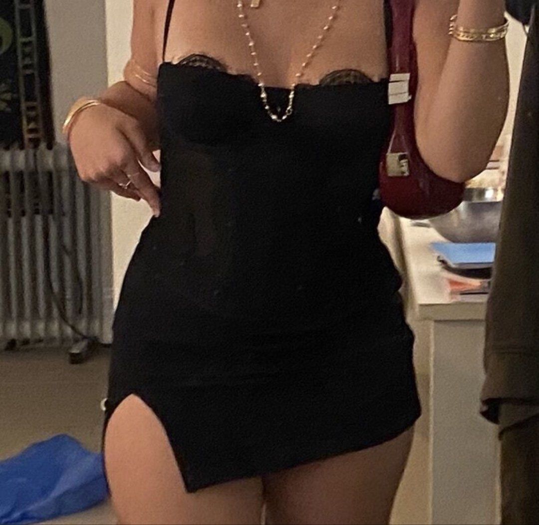 Black Lace Corset Top With Adjustable Straps (Category: Sleeveless) located in Manila. Submitted by karinaaaaaaa2000 (Listing ID 1467811404, Image 2). Description: - Color: Black - Details: Delicate lace trim, front boning, semi-sheer mesh side panels - Support: Underwire cups - Straps: Thin and adjustable - Closure: Back hook-and-eye - Styling: Perfect to pair with high-waisted skirts or denim for a night out - Condition: Brand new / Excellent l
