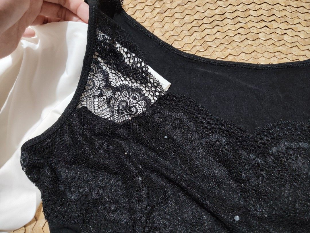 Black Lace Trim Tank Top (Category: Sleeveless) located in San Juan City. Submitted by rhennx (Listing ID 1467799982, Image 2). Description: ✨75 pesos 📌S-M.