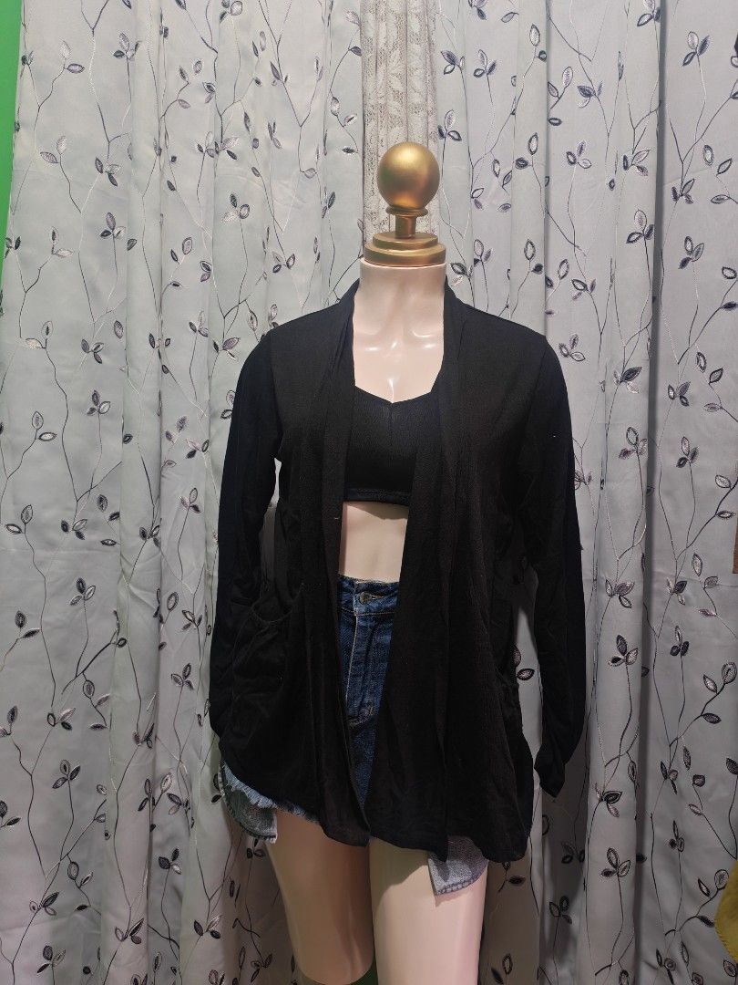 Black Long Sleeve Open Cardigan with Pockets (Category: Coats, Jackets and Outerwear) located in Caloocan City. Submitted by _misskaye (Listing ID 1467604701, Image 1). Description: - Color: Black - Style: Open-front, flowy drape, long sleeves - Features: Convenient front pockets - Perfect for: Easy layering over casual tops or crop tops - Condition: Good overall.