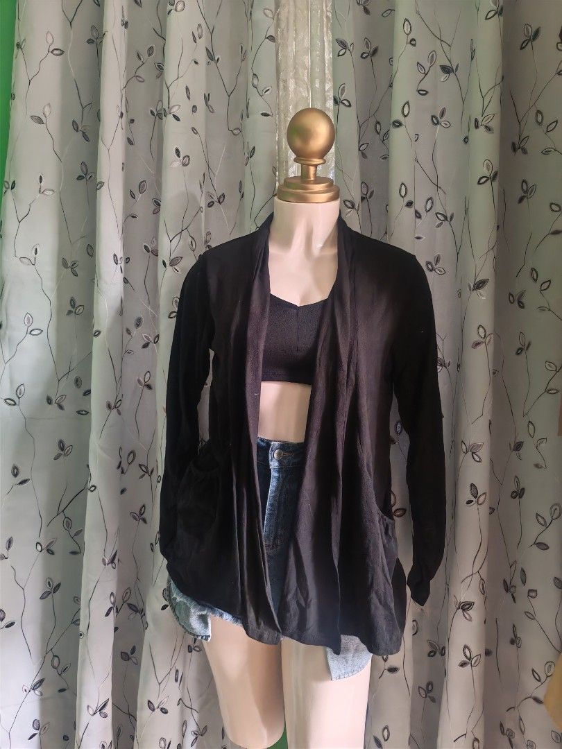 Black Long Sleeve Open Cardigan with Pockets (Category: Coats, Jackets and Outerwear) located in Caloocan City. Submitted by _misskaye (Listing ID 1467604701, Image 2). Description: - Color: Black - Style: Open-front, flowy drape, long sleeves - Features: Convenient front pockets - Perfect for: Easy layering over casual tops or crop tops - Condition: Good overall.