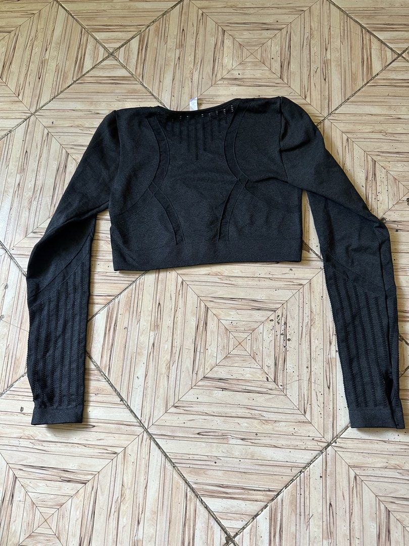 Black Long Sleeve Seamless Workout Crop Top (Category: Longsleeves) located in Angeles City. Submitted by alejeong27 (Listing ID 1467626652, Image 2). Description: - Color: Black - Style: Seamless long sleeve crop top with scoop neck - Fit: Snug, stretchy fabric with a secure thick ribbed hem - Features: Ribbed ventilation patterns on chest and forearms.