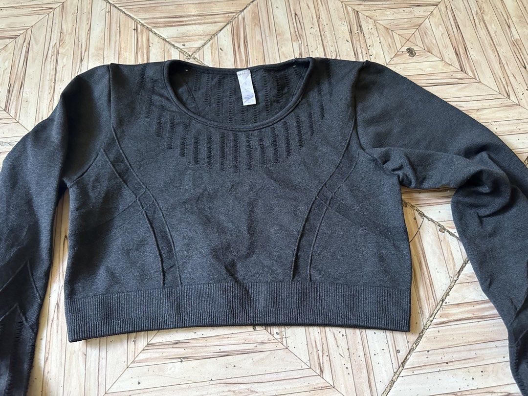 Black Long Sleeve Seamless Workout Crop Top (Category: Longsleeves) located in Angeles City. Submitted by alejeong27 (Listing ID 1467626652, Image 3). Description: - Color: Black - Style: Seamless long sleeve crop top with scoop neck - Fit: Snug, stretchy fabric with a secure thick ribbed hem - Features: Ribbed ventilation patterns on chest and forearms.