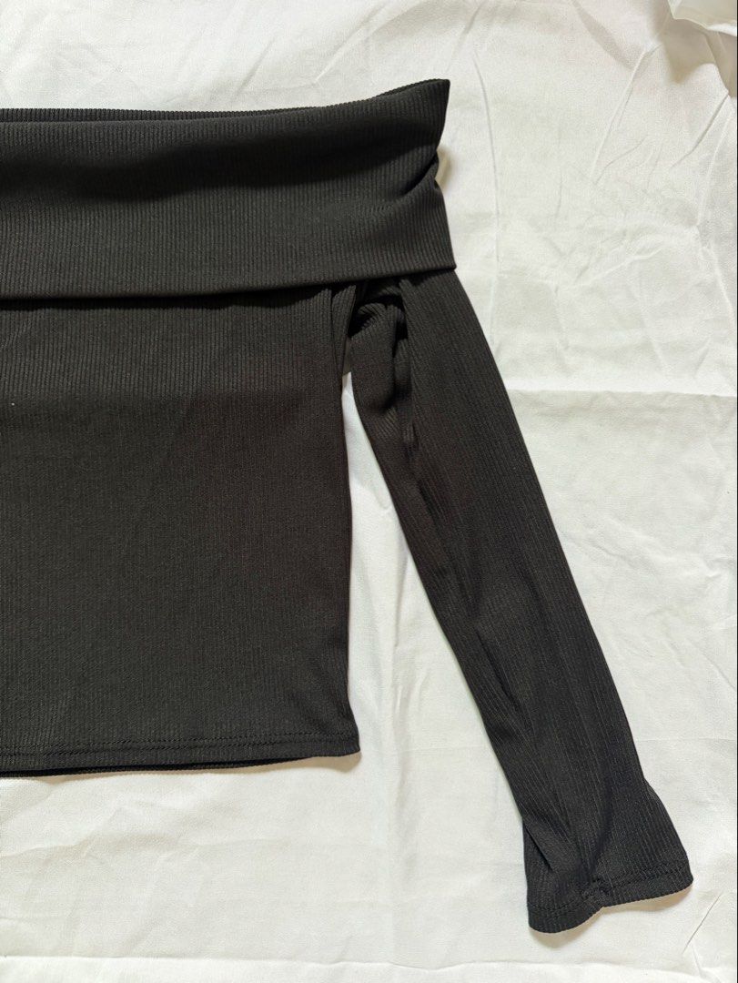 Black Off-Shoulder Ribbed Long Sleeve Top (Category: Longsleeves) located in Las Pinas. Submitted by ann.co. (Listing ID 1467677202, Image 2). Description: - Color: Black - Style: Off-shoulder with foldover collar, fitted - Material: Soft, stretchy ribbed knit - Versatile: Easy to pair with jeans or skirts - Condition: Worn a couple of times, still in solid shape with lots of wear left.