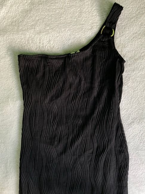 Black One Shoulder Dress (Category: Dresses) located in Rizal. Submitted by sheeraay (Listing ID 1467659788, Image 3). Description: - Brand: Derek Heart - Size: M - Color: Black - Fit: Bodycon with stretchy material - Design: One-shoulder with ring accent and vertical pleating - Material: Textured, crinkled fabric.