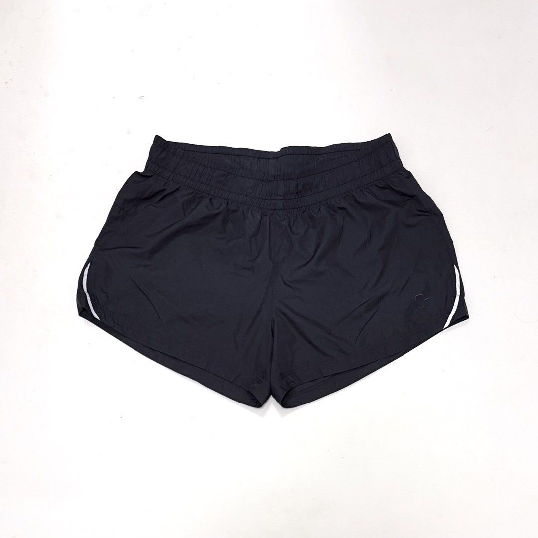 Black Running Shorts [M] (Category: Activewear) located in Malabon City. Submitted by kmby_ (Listing ID 1467813533, Image 1). Description: Details: • Size M (28-30” in tape measure) • No issues • Plain black very light weight running shorts.