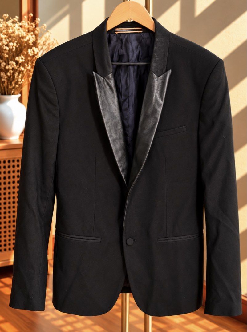 Black Tuxedo Blazer With Leather Lapels (Category: Coats, Jackets and Outerwear) located in Muntinlupa City. Submitted by cocofinds023 (Listing ID 1467787802, Image 1). Description: .