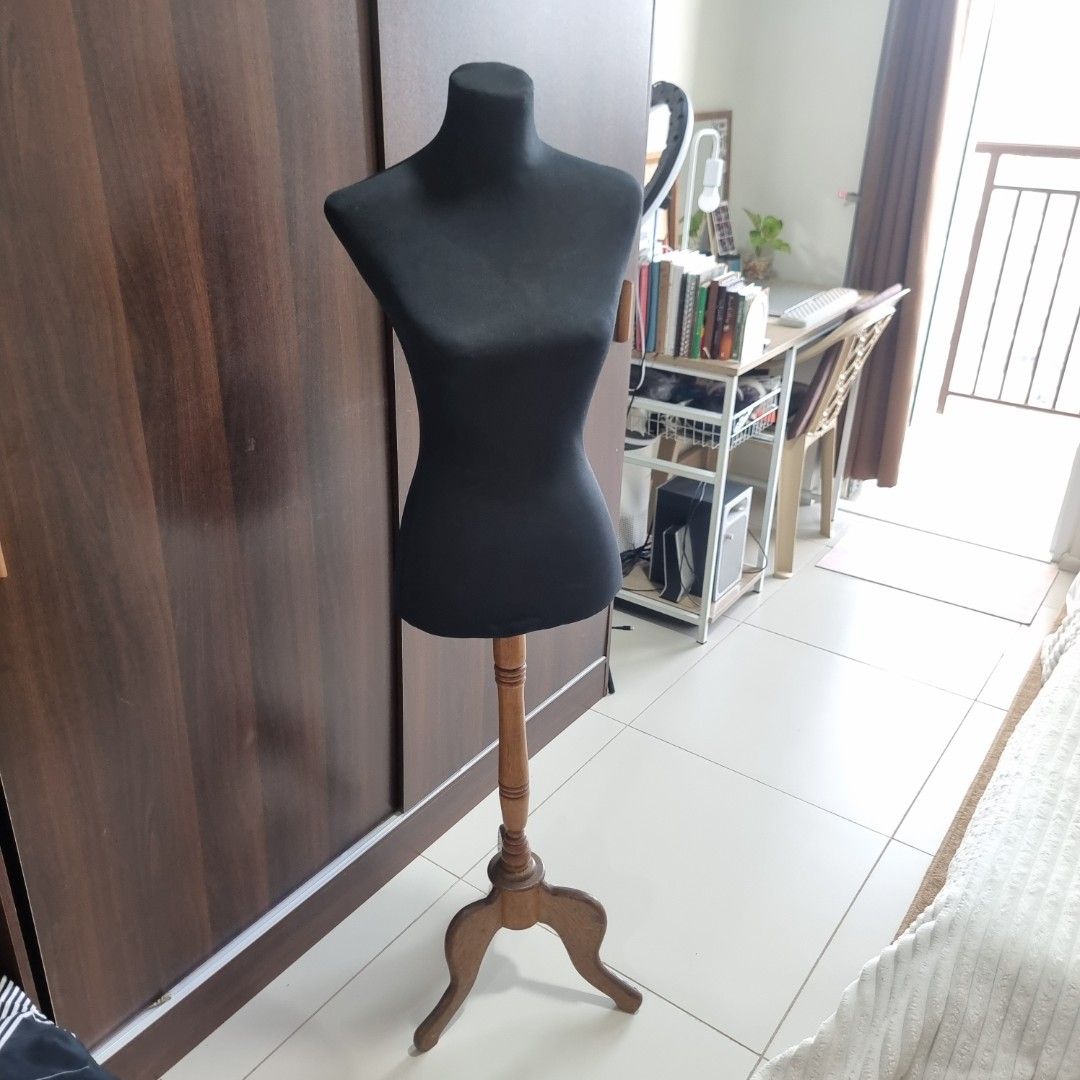 Black Vintage Mannequin for RENT (Category: Dresses) located in Pasig City. Submitted by lesmitch (Listing ID 1467651345, Image 1). Description: - 500 php/day + 1,500 php security deposit - Pick up at Circulo Verde, Quezon City - Cannot be dismantled, car pick up only - Standard height, adjustable ~ Check all photos for the item's actual condition and measurements ~ Payment is via gcash, pay maya or bdo ~ There could be a slight difference in col