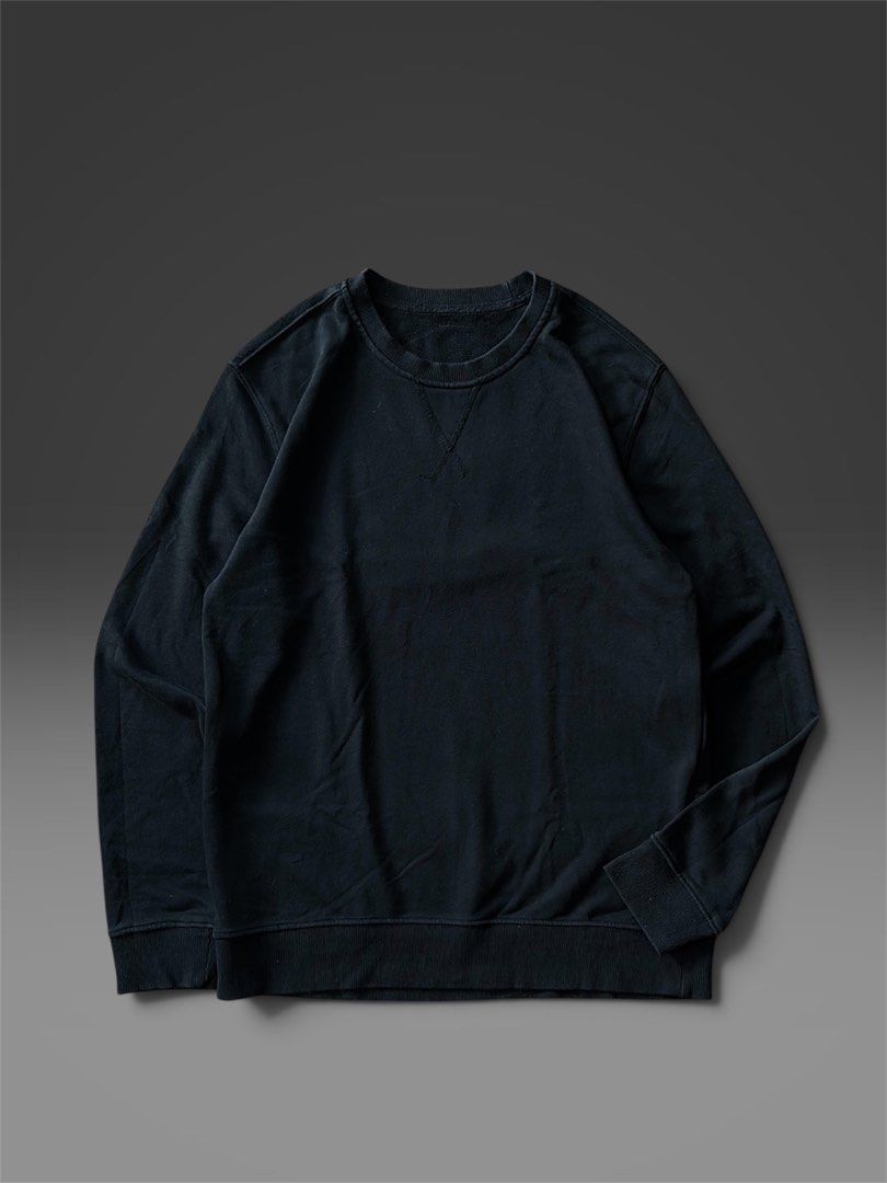 Blank V-Stitch Crewneck Sweatshirt (Category: Coats, Jackets and Outerwear) located in Baguio. Submitted by zojythriftph (Listing ID 1467744098, Image 1). Description: Blank V-Stitch Crewneck Sweatshirt 📏L27, W20 medium- large No flaws, Very Good used Condition 📍 Loc: Baguio City 💌 DM to order 📦 Nationwide shipping via J&T Express. ♻️ Thrifted/preloved items — manage expectations. 📌 Disclaimer: For reselling purposes only. All branded items 