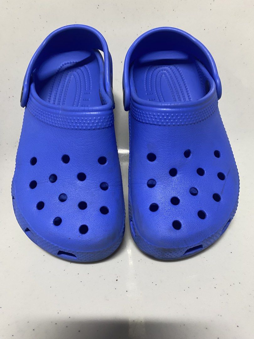 Blue Crocs Classic Clogs (Category: Slippers & Slides) located in Pasacao. Submitted by wengpullar37205 (Listing ID 1467833395, Image 3). Description: - Authentic bright blue Crocs Classic Clogs - Lightweight foam material for all-day comfort - Ventilation holes for breathability - Pivoting heel strap with embossed Crocs logo - Clean soles and upper, ready to wear -j2 /20cm.