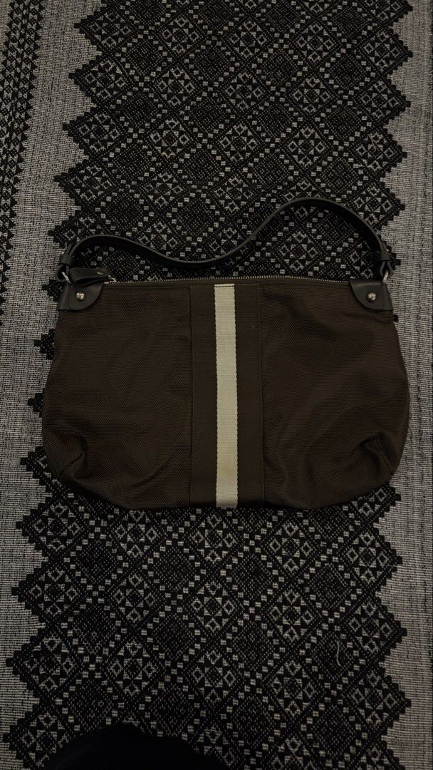 BNew Bally Shoulder Bag (Category: Luxury Bags & Wallets) located in Taguig. Submitted by plumsies (Listing ID 1467692050, Image 1). Description: This is authentic, purchased from store .