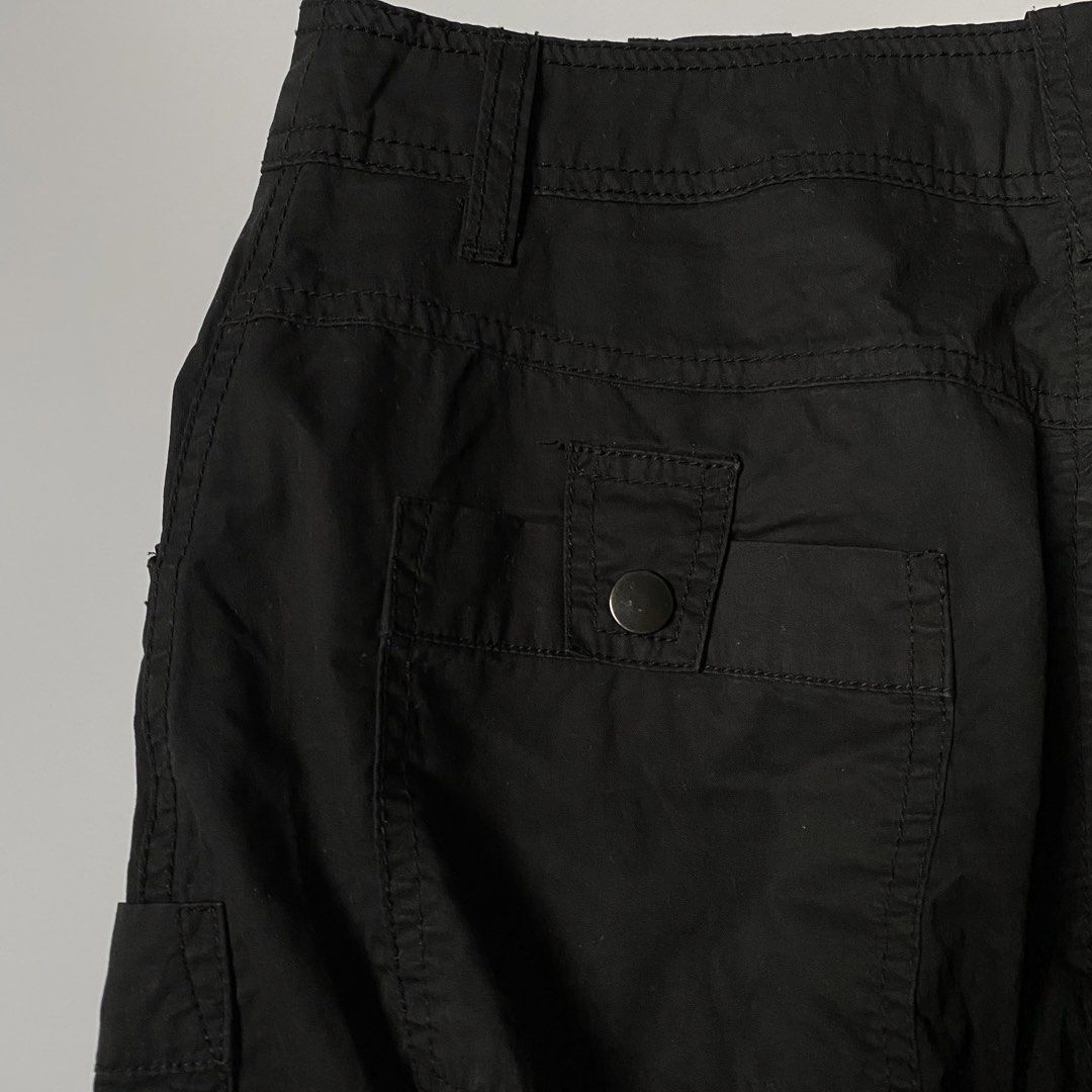 [BNWT🔖] POSH Y2K Cargo Black Skirt (29”-30”) (Category: Skirts) located in Midsayap. Submitted by someones_attic (Listing ID 1467754810, Image 3). Description: ⤿size: 29”-30” ⤿length: 16.5” ⤿multi-pockets w/ snap buttons ▹brand new w/ tag & unused 💯 guaranteed authentic from Qatar cargo box 🇶🇦.