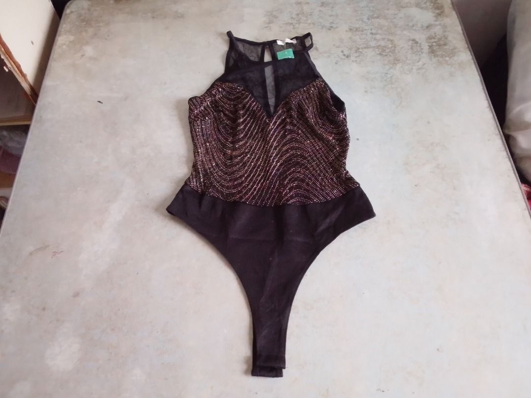 Bodysuit US BNEWTAG (Category: Others Tops) located in Los Banos. Submitted by mania-62906 (Listing ID 1467676532, Image 1). Description: BNEWTAG. US Medium black and gold pattern.