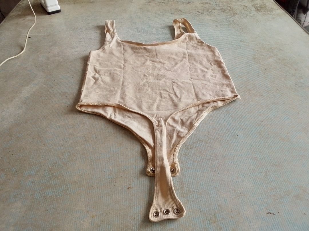 Bodysuit US Victoria Secret (Category: Others Tops) located in Los Banos. Submitted by mania-62906 (Listing ID 1467644682, Image 3). Description: Authentic. US Medium. Skin tone (note: put of town November 25-Januaru 25, 2027).