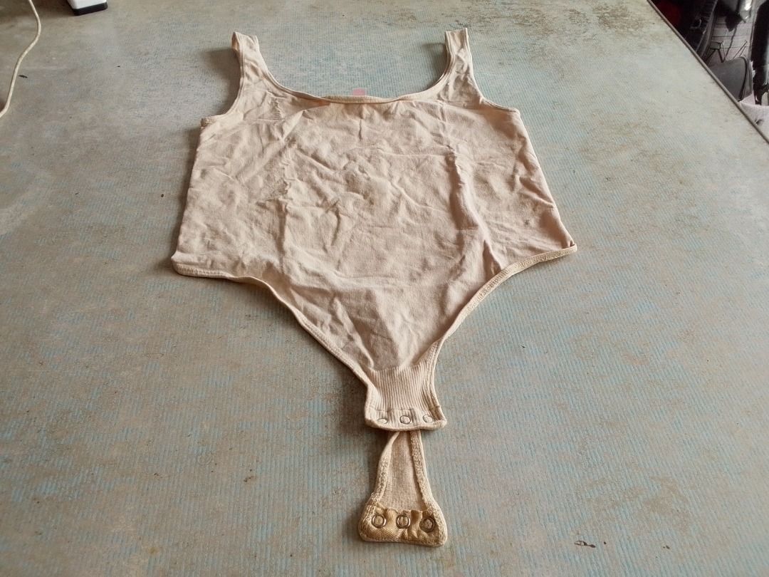 Bodysuit US Victoria Secret (Category: Others Tops) located in Los Banos. Submitted by mania-62906 (Listing ID 1467644682, Image 1). Description: Authentic. US Medium. Skin tone (note: put of town November 25-Januaru 25, 2027).