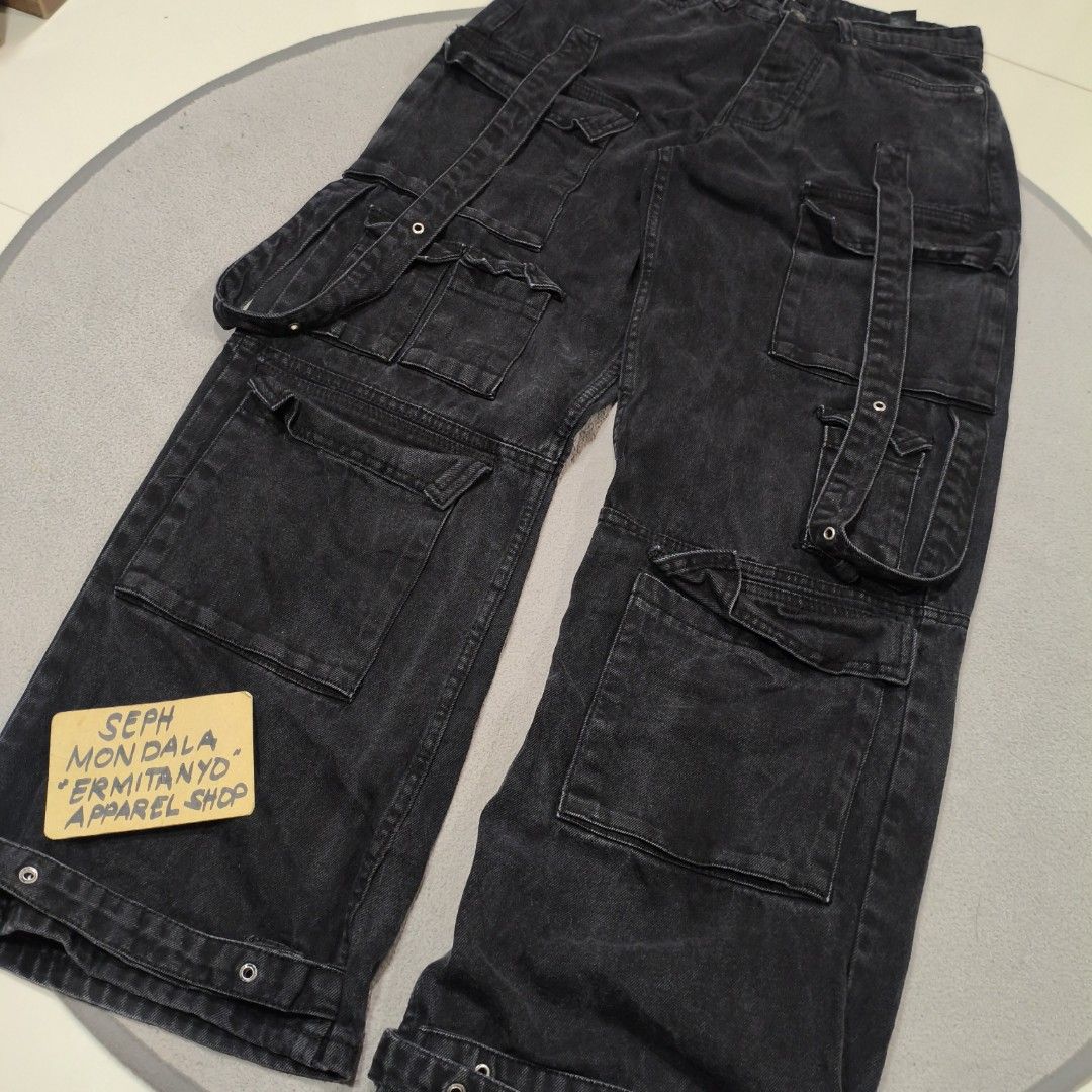 Boohooman multi pocket baggy pants (Category: Jeans) located in Calatrava. Submitted by ermitany0 (Listing ID 1467664546, Image 3). Description: multi pocket baggy pants very good condition size: 30 length: 42.5" front rise: 12" thigh: 13" hem: 11" please check photos for more details ✅ location: Negros Occidental PM if interested 📩📩📩📩.