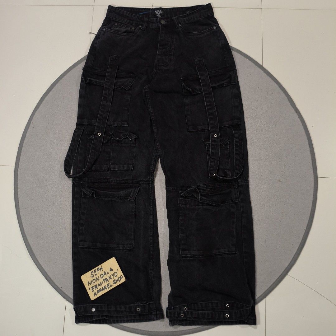 Boohooman multi pocket baggy pants (Category: Jeans) located in Calatrava. Submitted by ermitany0 (Listing ID 1467664546, Image 1). Description: multi pocket baggy pants very good condition size: 30 length: 42.5" front rise: 12" thigh: 13" hem: 11" please check photos for more details ✅ location: Negros Occidental PM if interested 📩📩📩📩.