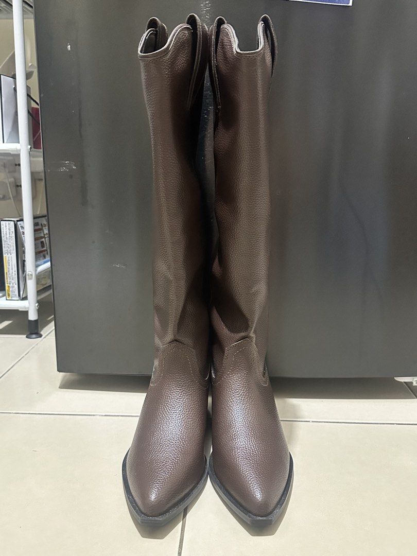 Boots cowboy (Category: Boots) located in Manila. Submitted by amille_ (Listing ID 1467756923, Image 1). Description: New size 37.
