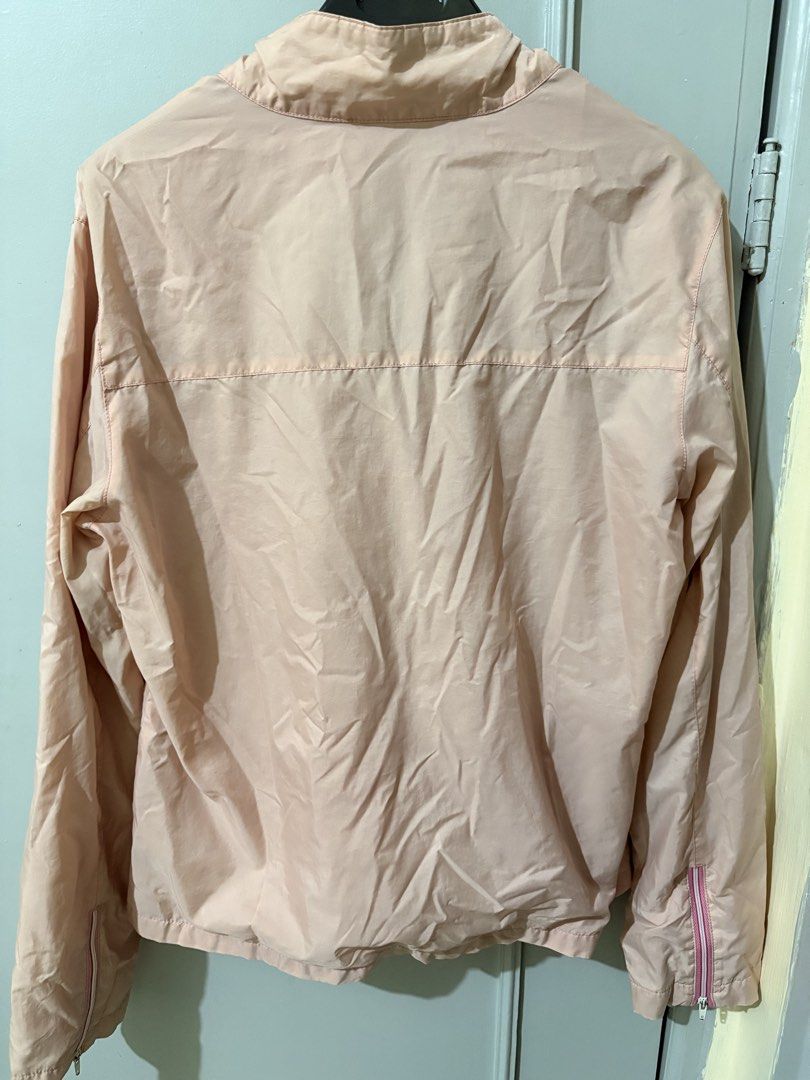 Bossini Windbreaker (Category: Coats, Jackets and Outerwear) located in Quezon City. Submitted by jindori._. (Listing ID 1467736900, Image 2). Description: Dimensions (Width x Length): 21x23 Color Rate: 7/10 Color may vary due to lighting Ship out during weekends.