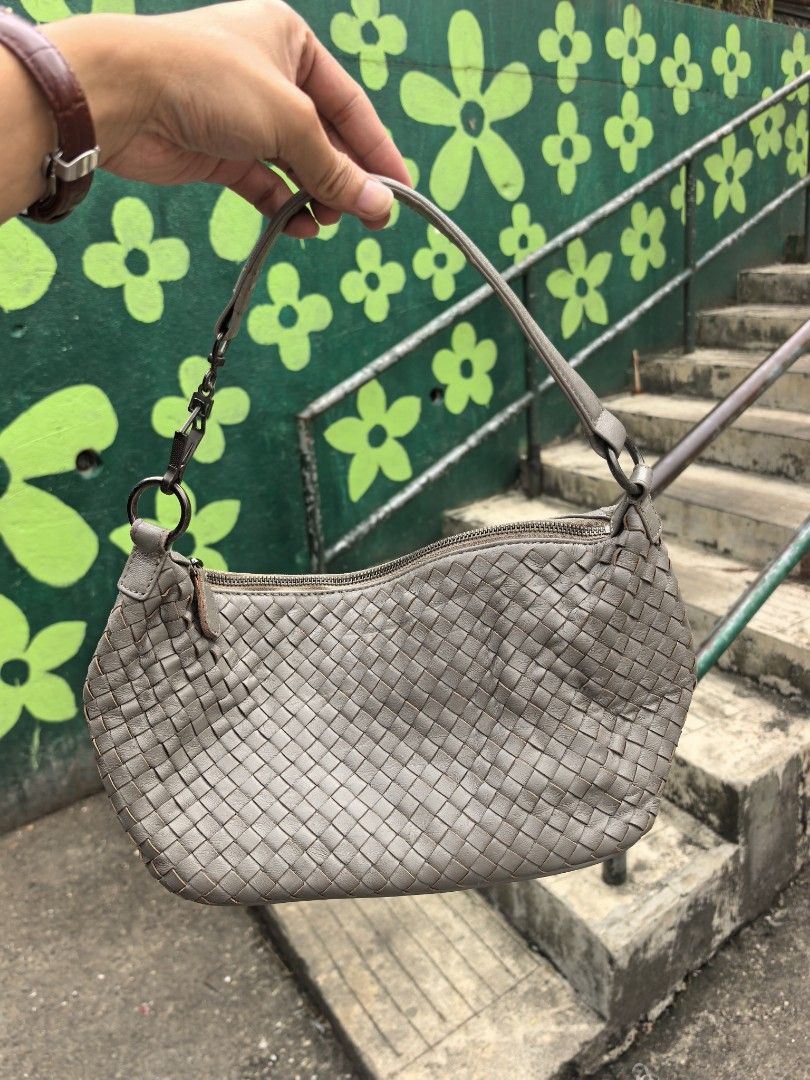 Bottega veneta bag (Category: Luxury Bags & Wallets) located in Baguio. Submitted by ashzachary (Listing ID 1467703385, Image 1). Description: Bottega veneta Condition :Excellent condition Color rate 10/10 Size :small semi Medium No issues No flaws Super ganda sa personal Pm. More details Good quality Plsss 📌No Bogus 📌No return MOP What you see is what you get PALAWAN, CEBUNA GCASH AND BDO Reminder😊 We're selling thrifted clothes so please man
