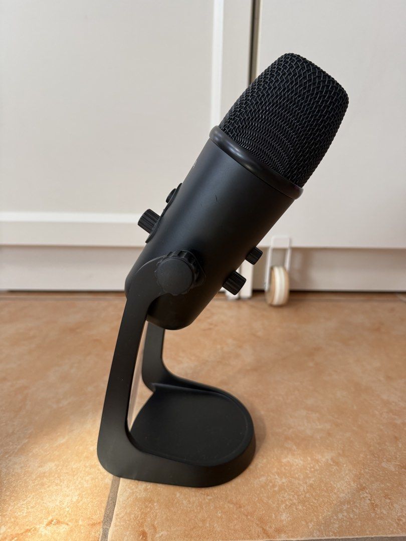 BOYA BY-PM700 USB Condenser Microphone (Category: Microphones) located in Taguig. Submitted by secondlifeph (Listing ID 1467688645, Image 3). Description: - Item: BOYA BY-PM700 USB Condenser Microphone (Black) - Condition: Clean, tested, and 100% working properly - Inclusions: Original desktop stand and USB cable - Features: Multiple polar pattern selection, gain control, mute button, and headphone volume dial - Ports: USB-C connection and headph