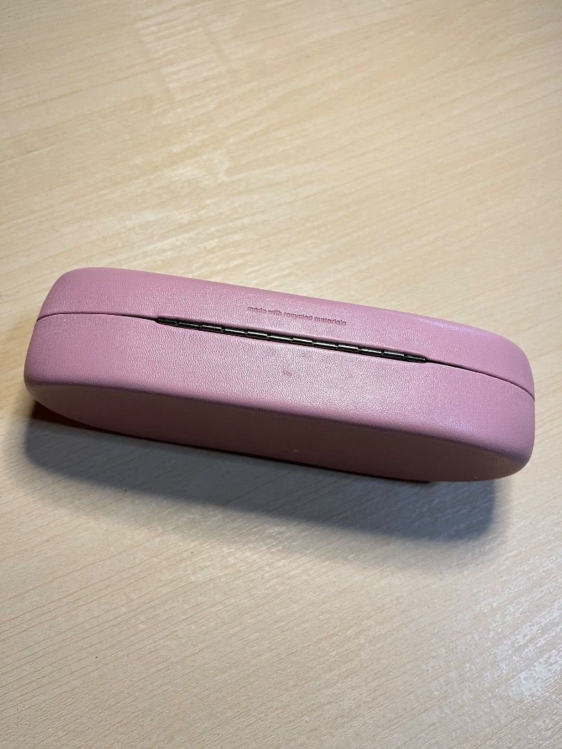 Brandnew Sunnies Studios Pebble Hard Case in Macaron (Category: Sunglasses & Eyewear) located in San Pedro. Submitted by anjellyyy (Listing ID 1467722598, Image 3). Description: Brandnew Sunnies Studios Pebble Hard Case in Macaron - Comes with microsuede cleaning cloth - ₱200 only - Meetup: Robinsons Galleria South/Festival Mall/SM Sta. Rosa - MOP: Gcash/BPI/Maribank or Cash (for meetup only) - MOD: Lalamove/J&T (shouldered by buyer) 📍San Pedro,