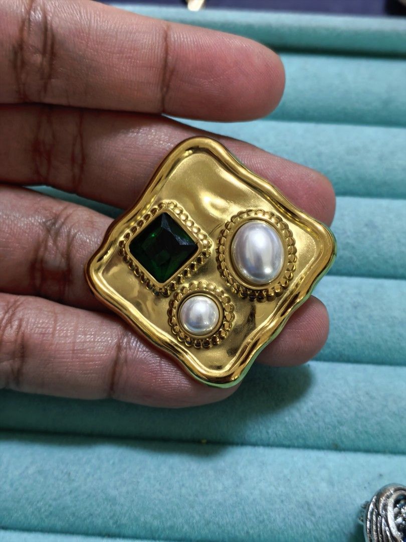 Brooch Pin Bejeweled Crest (Category: Brooches) located in Taguig. Submitted by jeannescarlet (Listing ID 1467710191, Image 1). Description: 💎Brand New 💎Alloy Material.