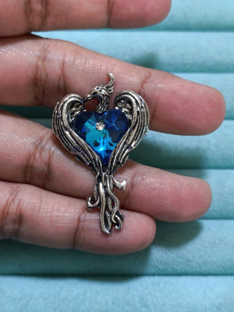 Brooch Pin Bird with Blue Stone (Category: Brooches) located in Taguig. Submitted by jeannescarlet (Listing ID 1467628674, Image 1). Description: 💎Brand New 💎Alloy Material.