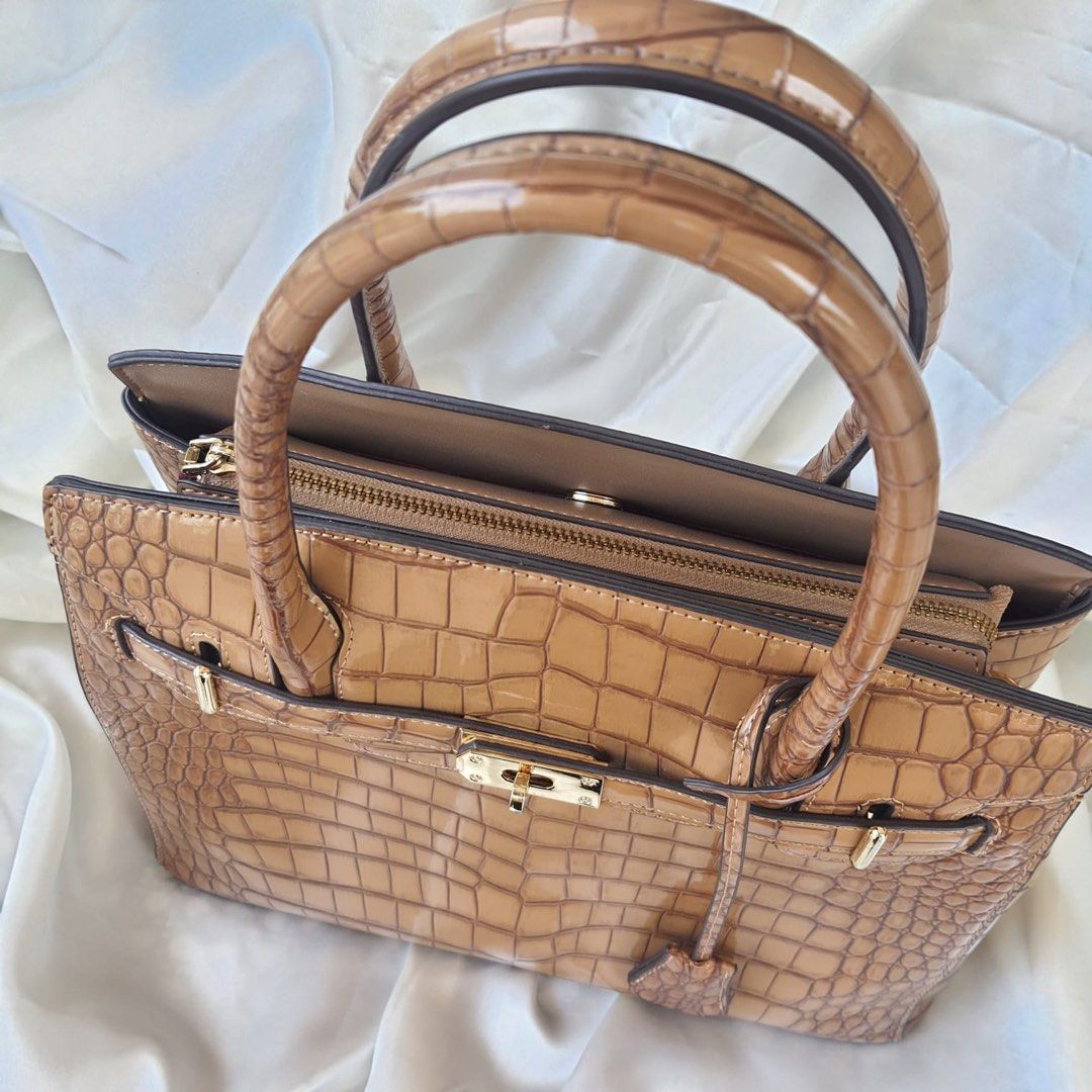 Brown Bag 31cm With Sling (Category: Shoulder Bags) located in Paranaque City. Submitted by shopshineph (Listing ID 1467737792, Image 3). Description: Brown croc skin handbag 31cm With many pockets Sling included With dust bag Bought for PHP 5K Selling for PHP 2,900 GCash / bank transfer Lalamove delivery Meetup: Newport World Resorts.