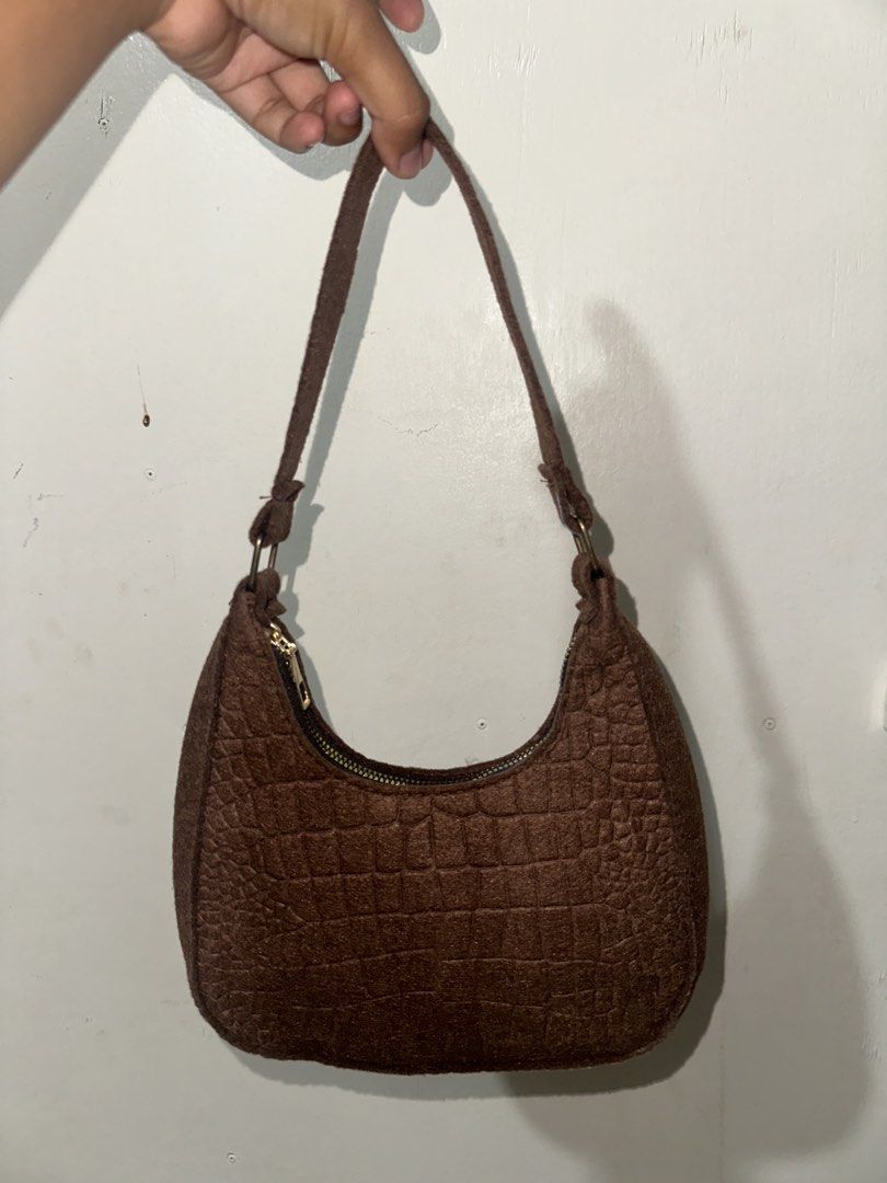 Brown Faux Croc Shoulder Bag (Category: Shoulder Bags) located in Baybay. Submitted by comicowl (Listing ID 1467784082, Image 2). Description: - Hindi po sya leather, parang foam na matigas. good quality - Trendy brown faux crocodile texture with a unique fuzz-textured finish - Sleek and stylish curved silhouette - Compact size, perfect for daily use and casual outings.