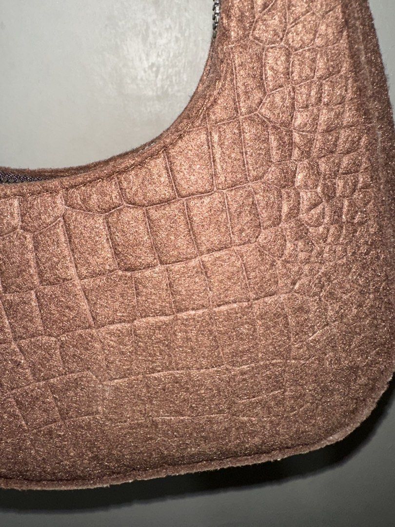 Brown Faux Croc Shoulder Bag (Category: Shoulder Bags) located in Baybay. Submitted by comicowl (Listing ID 1467784082, Image 3). Description: - Hindi po sya leather, parang foam na matigas. good quality - Trendy brown faux crocodile texture with a unique fuzz-textured finish - Sleek and stylish curved silhouette - Compact size, perfect for daily use and casual outings.
