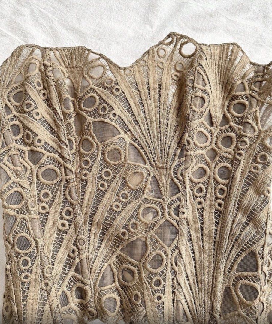 Brown Lace Corset (Category: Sleeveless) located in Baguio. Submitted by cloala (Listing ID 1467645751, Image 3). Description: NBU, nastock lang Large on tag Hard-boned corset Bought from $h€in for 550+ Great piece for layering .