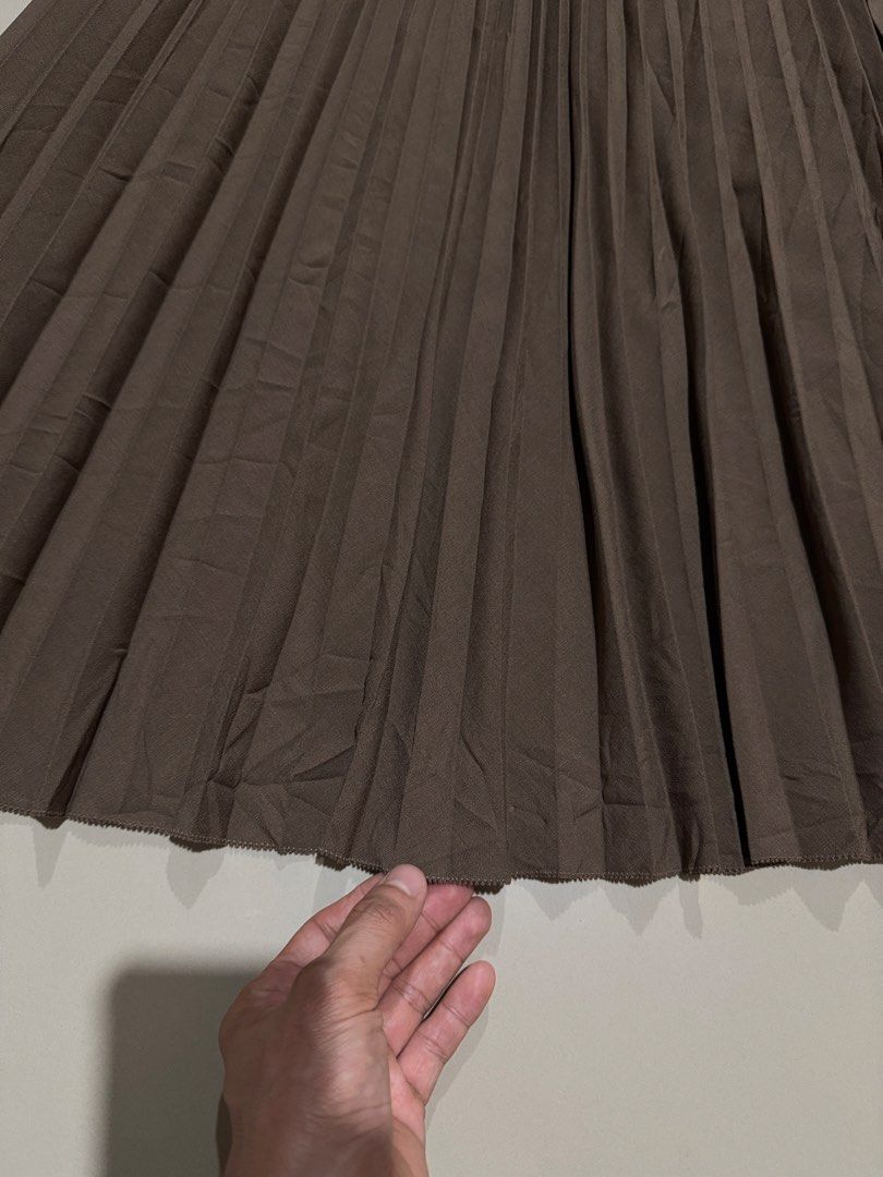Brown Modi Pleated Skirt Size M (Category: Skirts) located in Digos. Submitted by appareall (Listing ID 1467782854, Image 3). Description: B2-711 Approximate measurements (taken flat in inches) Waist: 29-32 Length: 30.5 Material: Polyester .
