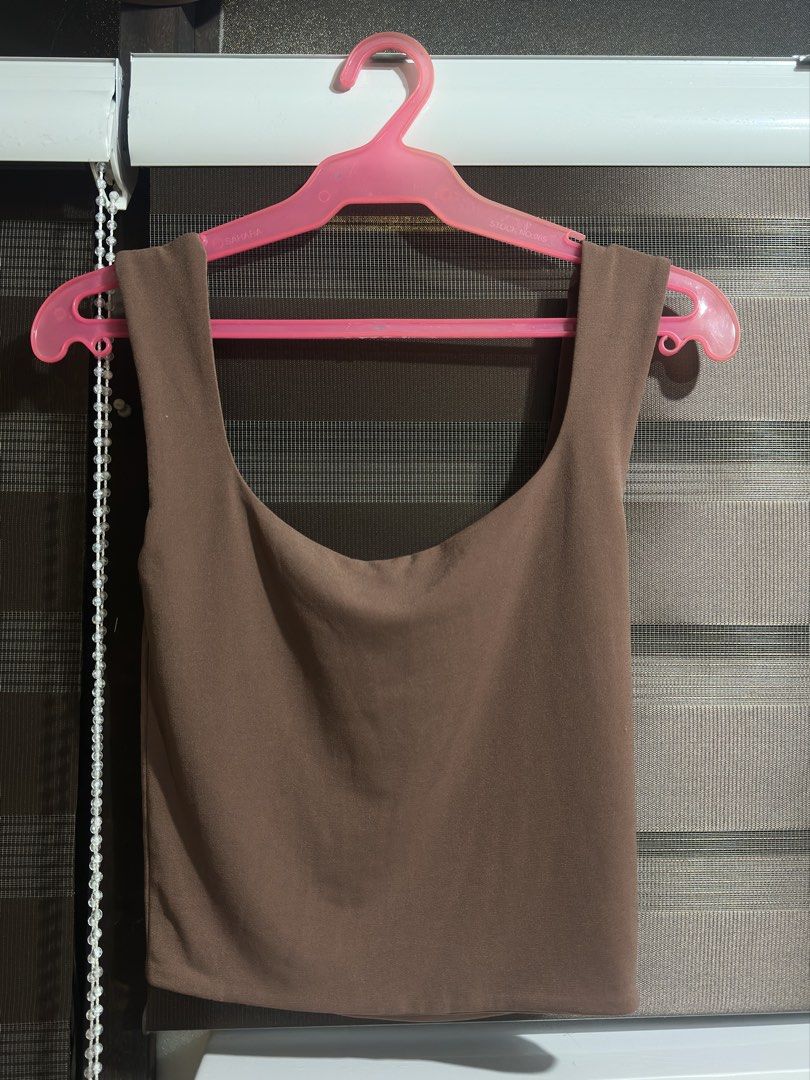 Brown Square Neck Crop Top (Category: Sleeveless) located in Pasay City. Submitted by haileybrxx (Listing ID 1467733280, Image 1). Description: double lined fits s-m.