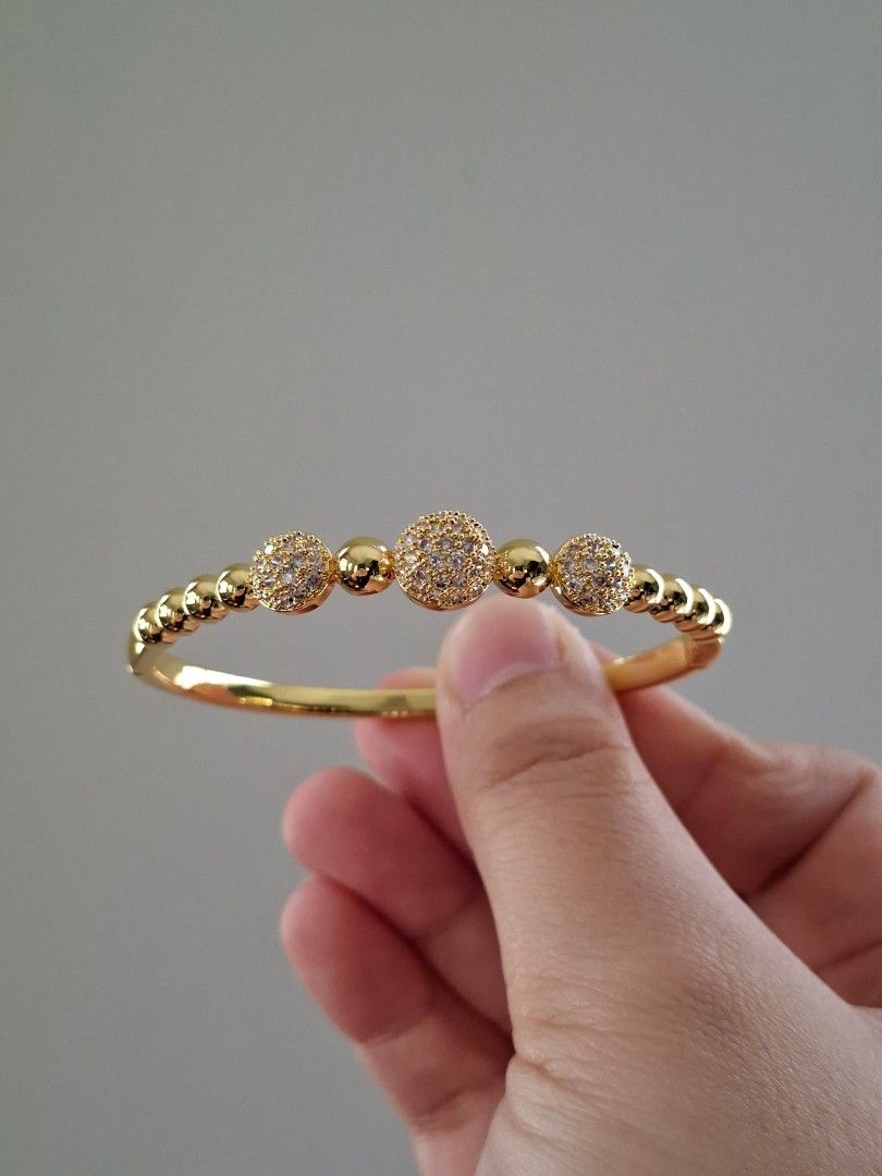 Bubbles Pattern Cute Alternating Size Bangle Bracelet Gold Stainless Steel (Category: Bracelets) located in Dasmarinas. Submitted by danabrie22 (Listing ID 1467718621, Image 1). Description: very well-made, excellent crafstmanship 10/10 condition brand new stainless steel & colored cubic zirconia stones made in Hongkong.
